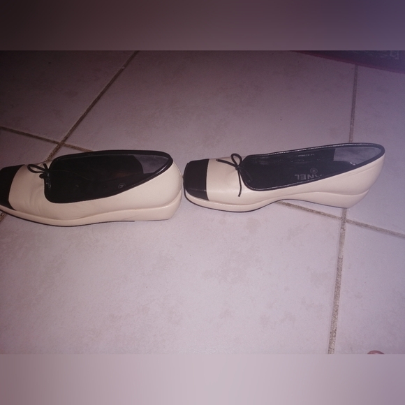 🐧 Chanel Women's Cream & Black Cap Toe Flats with bow in front - Picture 2 of 8